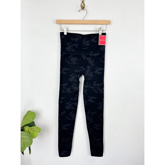 NWT SPANX Look At Me Now Black Camo Leggings Sz M - Picture 4 of 10